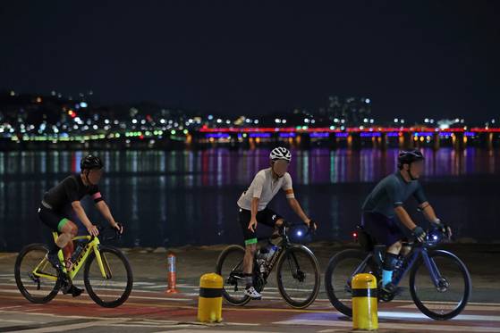 People cycle around Banpo Hangang Park on July 6. [NEWS1]