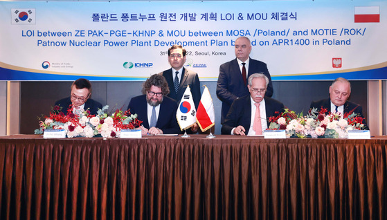 From left, Whang Joo-ho, Korea Hydro Nuclear Power president, Zygmunt Solorz, ZE PAK chairman, Piotr Wozny, ZE PAK CEO and Wojciech Dabrowski, PGE Polska Grupa Energetyczna president, signs a letter of intent regarding the development of Patnow nuclear power plant in Seoul on Monday. [MINISTRY OF TRADE, INDUSTRY AND ENERGY]