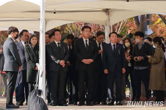 국민의힘 비상대책위원회 지도부가 31일 오전 서울광장에 마련된 이태원 참사 합동분향소를 방문하고 있다.   사진=임형택 기자