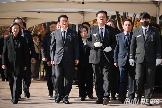 정진석 국민의힘 비상대책위원장을 비롯한 국민의힘 관계자들이 31일 오전 서울광장에 마련된 이태원 사고 사망자 합동분향소에서 조문 하기 위해 이동하고 있다.