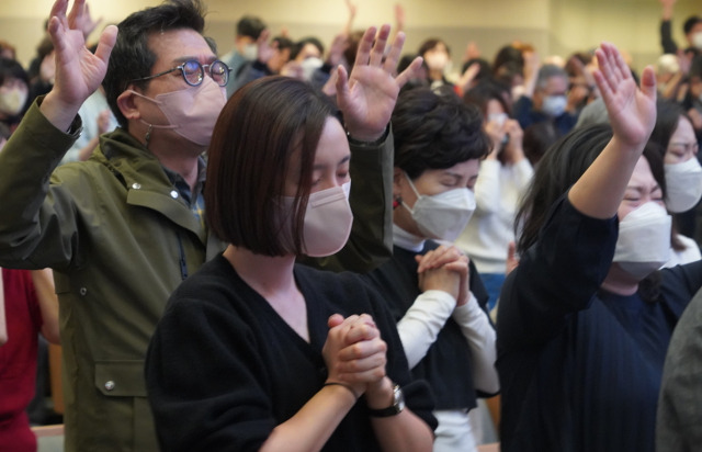 서울 서초구 사랑의교회 교인들이 30일 예배 중 이태원 참사 희생자와 유가족을 위로하며 기도하고 있다. 사랑의교회 제공