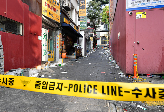 지난 29일 서울 용산구 이태원로 일대에서 핼러윈 대규모 압사 참사가 발생한 가운데 30일 현장의 모습. 이한결 기자