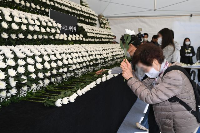 서울 용산구 이태원광장에 마련된 이태원 사고 사망자 합동분향소에서 시민들이 헌화하고 있다.