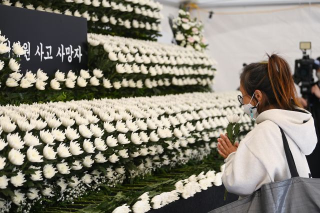 31일 오전 서울 용산구 녹사평역광장에 마련된 이태원 압사 참사 합동분향소에 시민들이 추모하고 있다. 연합뉴스