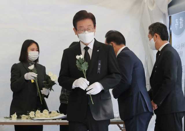 이재명 더불어민주당 대표가 31일 서울 용산구 녹사평역 광장에 마련된 '이태원 참사' 합동분향소를 찾아 조문하고 있다. 공동취재단