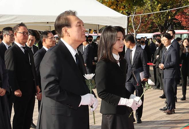 윤석열 대통령과 김건희 여사가 31일 오전 서울광장에 마련된 이태원 사고 사망자 합동분향소를 방문, 헌화를 위해 이동하고 있다.  / 사진=연합뉴스