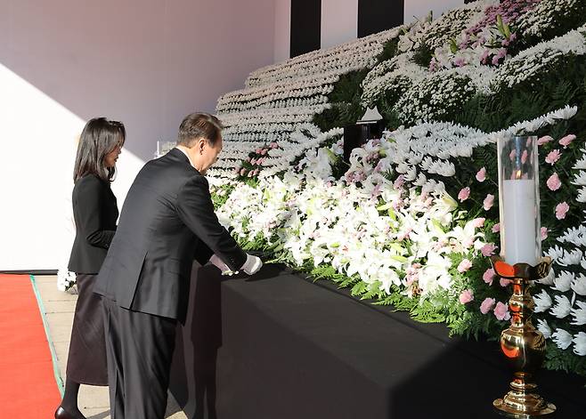 윤석열 대통령과 김건희 여사가 31일 오전 서울광장에 마련된 이태원 사고 사망자 합동분향소를 방문, 헌화하고 있다. / 사진=연합뉴스