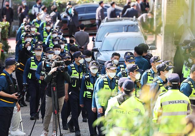 31일 출소한 박병화의 거주지인 경기도 화성시의 원룸 주변을 경찰이 통제하고 있다. / 사진 = 연합뉴스