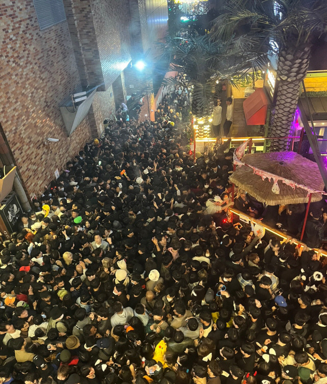 지난 29일 밤 서울 용산구 이태원동 해밀턴호텔 부근 골목에 핼러윈 축제에 참석한 시민들이 모여있는 모습. [사진 출처 = 연합뉴스]