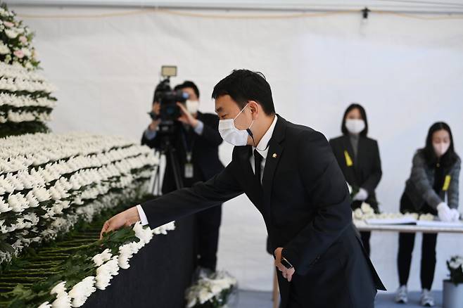 31일 오전 서울 용산구 녹사평역광장에 마련된 이태원 압사 참사 합동분향소에서 더불어민주당 김용민 의원이 헌화하고 있다. [사진 출처 = 연합뉴스]