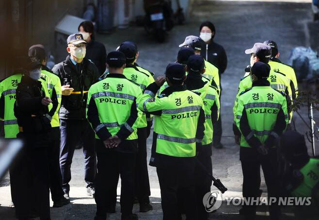 `수원 발발이` 거주지 주변 통제하는 경찰 [사진 출처 = 연합뉴스]