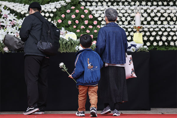 31일 오후 서울 중구 서울광장에 마련된 이태원 사고 사망자 합동분향소에서 한 어린이가 조문하고 있다. [사진 출처 = 연합뉴스]