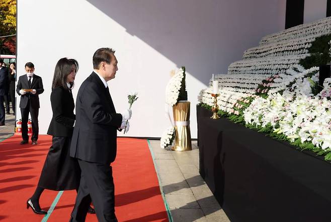 [서울=뉴시스] 전신 기자 = 윤석열 대통령과 부인 김건희 여사가 31일 서울광장에 마련된 이태원 사고 사망자 합동분향소를 방문해 헌화하고 있다. (대통령실통신사진기자단) 2022.10.31.