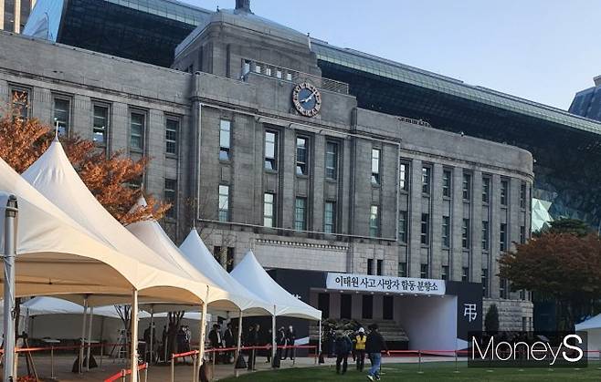 교육부가 이태원 핼러윈 참사로 학생 6명과 교사 3명이 사망했다고 밝혔다. 사진은 31일 오전 서울시청 앞 광장에 설치된 이태원 사고 사망자 합동 분향소. /사진=송혜남 기자