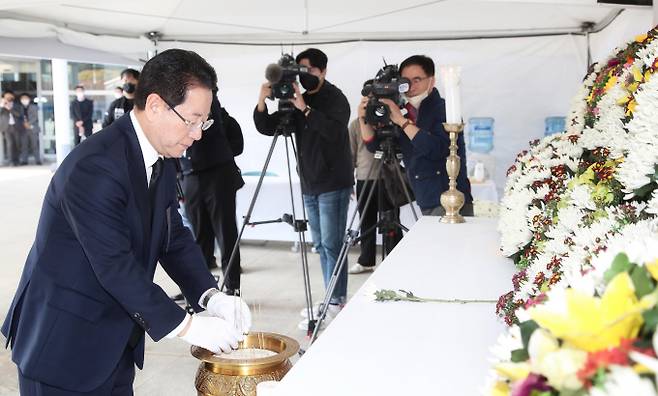 이태원 참사와 관련 31일 전남도청 만남의 장소에 차려진 합동분향소에서 김영록 전남도지사가 분향하고 있다./전남도