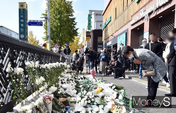 31일 이태원역에 마련된 '핼러윈 참사 희생자 추모 공간'에 많은 시민이 찾아 사망자를 추모했다. 사진은 이날 서울 용산구 이태원역 1번 출구에 마련된 핼러윈 압사 참사 희생자 추모 공간. /사진=장동규 기자