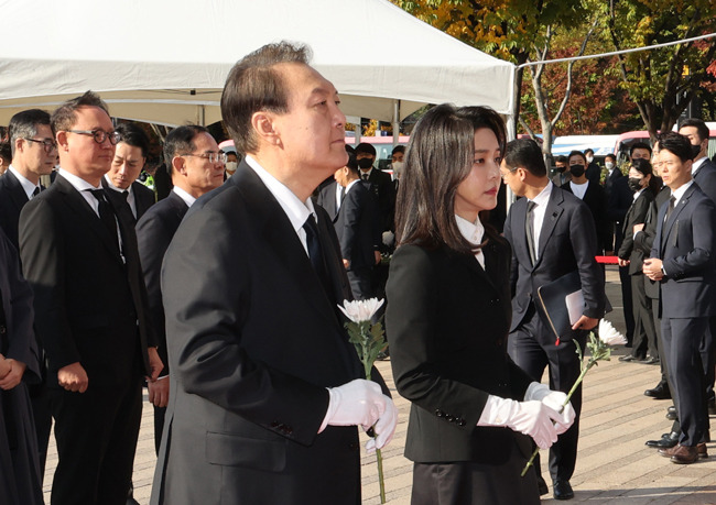 윤석열 대통령과 김건희 여사가 31일 오전 서울광장에 마련된 이태원 사고 사망자 합동분향소를 방문, 조문하고 있다. 연합뉴스