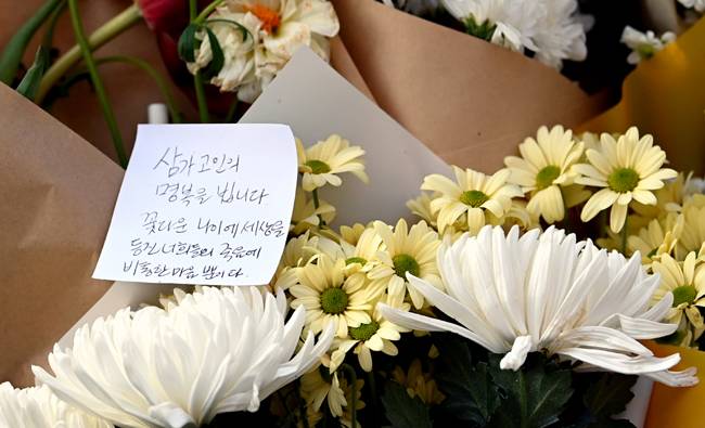 꽃다운 나이에… : 31일 오전 서울 용산구 이태원역 1번 출구 앞에 마련된 ‘이태원 핼러윈 참사’ 추모공간에 시민들이 두고 간 조화와 ‘꽃다운 나이에 세상을 등진’ 참사 희생자의 명복을 비는 메시지가 놓여 있다. 윤성호 기자