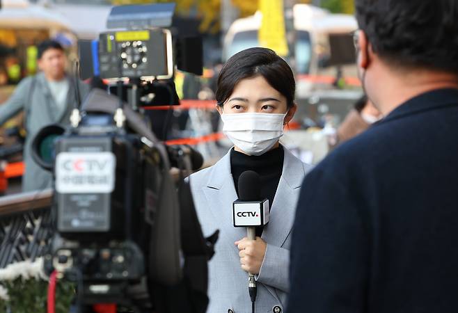 31일 오전 서울 용산구 '핼러윈 인파' 압사 사고 현장 인근에서 중국 매체 관계자들이 현장을 취재하고 있다. [연합]