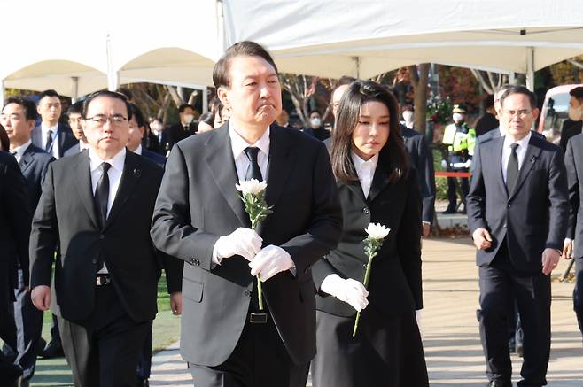 윤석열 대통령과 김건희 여사가 31일 오전 서울광장에 마련된 이태원 사고 사망자 합동분향소를 방문, 헌화를 위해 이동하고 있다. [연합]