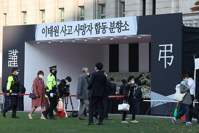 31일 오전 서울시청 앞 서울광장에 이태원 압사 사고 합동 분향소가 설치됐다. [연합]