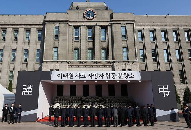 윤석열 대통령 내외와, 김대기 비서실장을 비롯한 참모진이 31일 오전 서울 중구 서울시청 광장에 설치된 이태원 사고 사망자 합동분향소를 찾아 조문하고 있다. [연합]