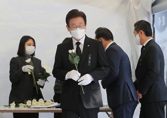 이재명 더불어민주당 대표와 최고위원들이 31일 서울 용산구 녹사평광장에 마련된 이태원 사고 사망자 합동분향소를 찾아 조문한 뒤 헌화하고 있다. 임세준 기자