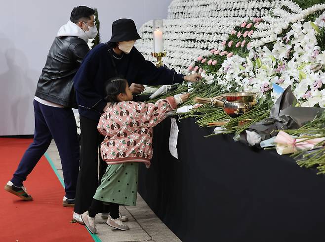 한 어린이가 31일 오후 서울 중구 서울광장에 마련된 이태원 사고 사망자 합동분향소에서 조문하고 있다. 연합뉴스