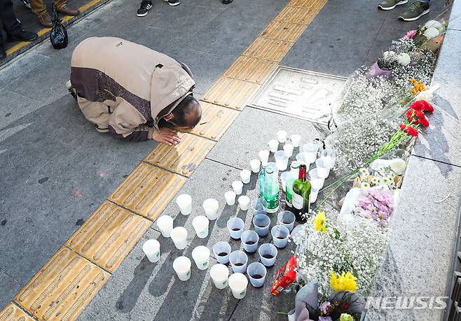 [서울=뉴시스] 권창회 기자 = 30일 오후 서울 용산구 이태원 압사 사고 인근에 마련된 추모공간에서 시민들이 추모하고 있다. 2022.10.30. kch0523@newsis.com