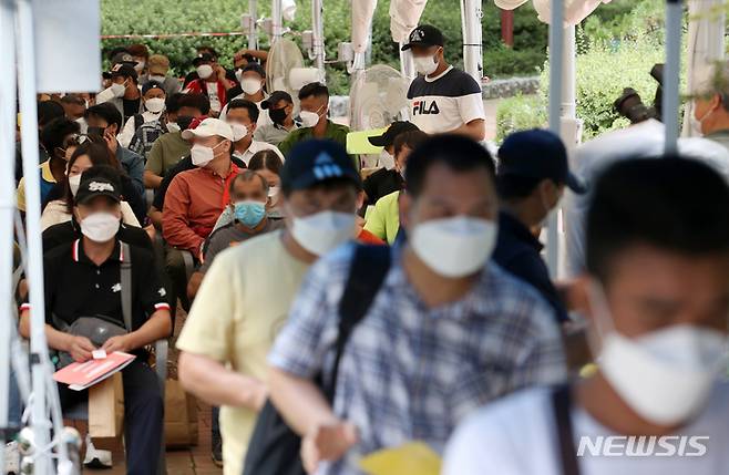 [서울=뉴시스] 조성우 기자 = 외국인 노동자들이 지난해 9월5일 오후 서울 구로구 예방접종센터에서 백신 접종 받기 위해 대기하고 있다. 2021.09.05. xconfind@newsis.com