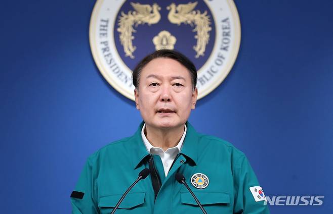 [서울=뉴시스] 홍효식 기자 = 윤석열 대통령이 30일 서울 용산 대통령실 청사 브리핑룸에서 이태원 핼러윈 사고 관련 대국민 담화를 발표하고 있다. 2022.10.30. yesphoto@newsis.com
