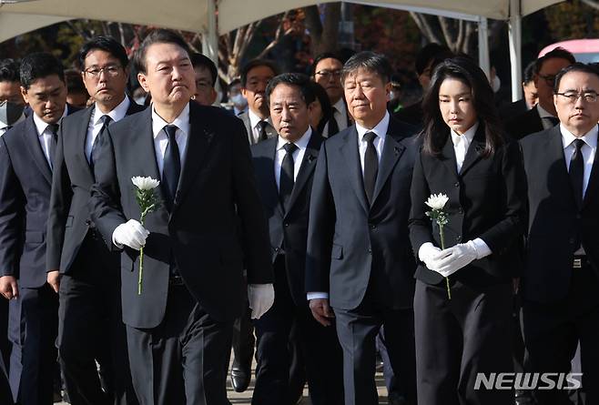 [서울=뉴시스] 전신 기자 = 윤석열 대통령과 부인 김건희 여사가 31일 서울광장에 마련된 이태원 사고 사망자 합동분향소로 들어서고 있다. (대통령실통신사진기자단) 2022.10.31. photo1006@newsis.com