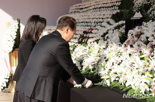 [서울=뉴시스] 전신 기자 = 윤석열 대통령과 부인 김건희 여사가 31일 서울광장에 마련된 이태원 사고 사망자 합동분향소를 방문해 헌화하고 있다. (대통령실통신사진기자단) 2022.10.31. photo1006@newsis.com