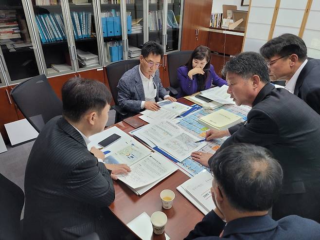 [고성(경남)=뉴시스] 신정철 기자= 경남 고성군이 국회 예산안 심의를 앞두고 지역 주요 현안 해결 및 내년도 국비 확보를 위해 총력전에 나섰다고 31일 밝혔다. 사진은 지난 26일 김경숙 문화환경국장을 비롯한 고성군 공무원들은 서울 여의도 정점식 국회의원(왼쪽) 사무실에서 2023년도 국비 확보 및 지역 현안 해결을 위한 간담회를 열고, 국비지원을 요청하고 있다.(사진=고성군 제공).2022.10.31. photo@newsis.com *재판매 및 DB 금지