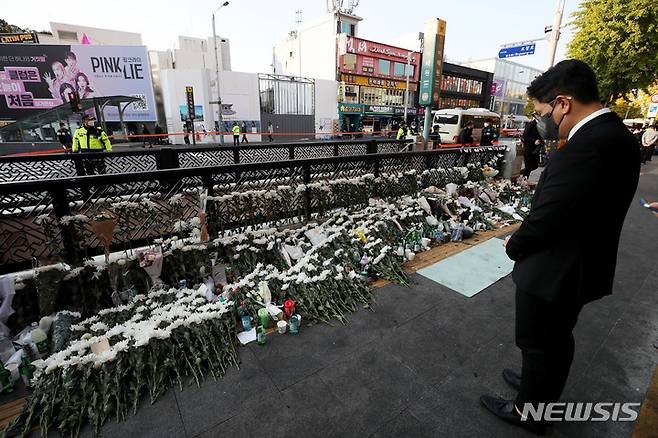 [서울=뉴시스] 조수정 기자 = 31일 오전 서울 용산구 이태원 압사 참사 현장 인근인 이태원역 1번출구 앞 희생자 추모공간에서 시민들이 애도의 묵념을 하고 있다. 2022.10.31. chocrystal@newsis.com