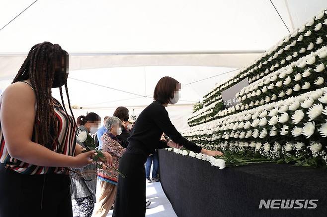 [서울=뉴시스] 김금보 기자 = 31일 서울 용산구 녹사평역광장에 설치된 이태원 압사 참사 합동분향소에서 시민들이 헌화하고 있다. (공동취재사진) 2022.10.31. photo@newsis.com