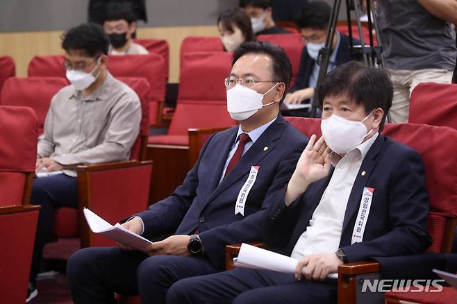 [서울=뉴시스] 김선웅 기자 = 국민의힘 상임전국위원인 유상범 의원이 2일 서울 여의도 국회에서 열린 국민의힘 제6차 상임전국위원회에 참석해 자리하고 있다. 2022.09.02. mangusta@newsis.com