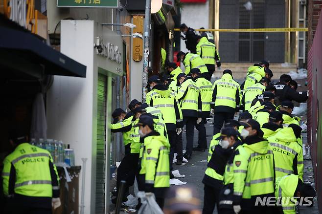 [서울=뉴시스] 김진아 기자 = 지난 29일 밤 서울 용산구 이태원 일대에서 대규모 압사사고가 발생했다. 30일 아침 경찰들이 유류품 수색을 하고 있다. 2022.10.30. bluesoda@newsis.com