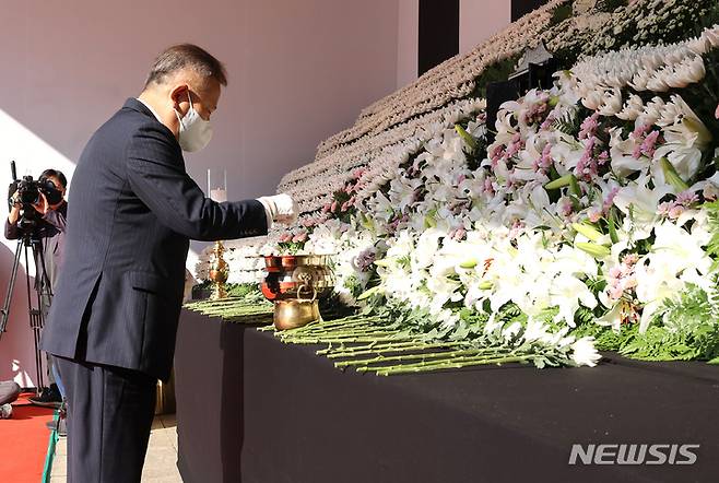 [서울=뉴시스] 최동준 기자 = 이상민 행정안전부 장관이 31일 서울 중구 서울광장에 마련된 이태원 사고 사망자 합동분향소에서 분향을 하고 있다. (공동취재사진) 2022.10.31. photo@newsis.com