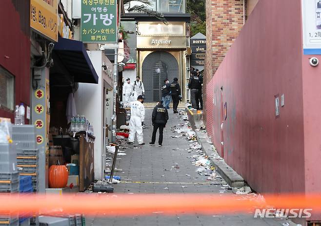 [서울=뉴시스] 조수정 기자 = 이태원 압사 참사를 수사 중인 서울경찰청 수사본부와 국립과학수사연구원들이 31일 서울 용산구 이태원 압사 참사 현장을 합동감식 하고 있다. 2022.10.31. chocrystal@newsis.com