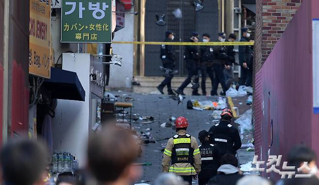 서울 용산구 이태원동 압사 참사 현장에서 경찰과 소방관들이 수색작업 등을 하고 있다. 박종민 기자