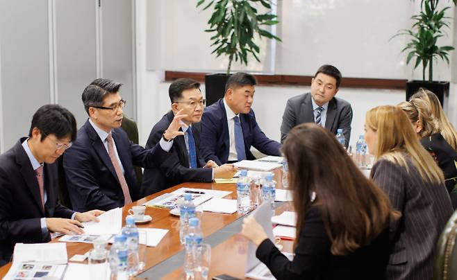 기아 송호성(왼쪽 두 번째) 사장이 알바니아 외교부 청사 회의실에서 알바니아 정부 주요 인사들에게 부산의 매력과 경쟁력 등에 대해 설명하고 있는 모습. 현대자동차그룹 제공