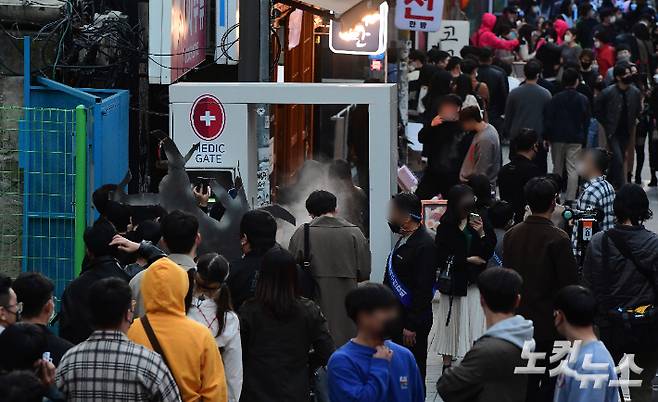 지난해 10월 30일 핼러윈 데이를 하루 앞고 서울 용산구 이태원 세계음식거리를 찾은 시민들이 방역게이트를 통과하고 있다. 황진환 기자