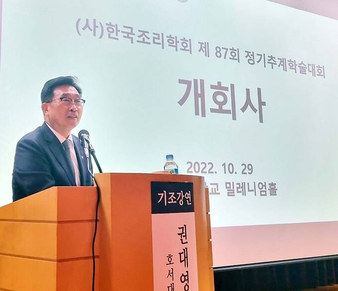 축사하는 한국농수산식품유통공사 김춘진 사장