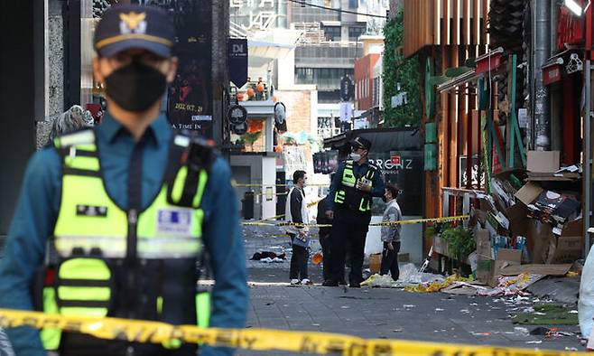 지난 30일 서울 용산구 이태원 압사 사고 현장에서 경찰 관계자들이 현장조사를 하고 있다. 뉴스1