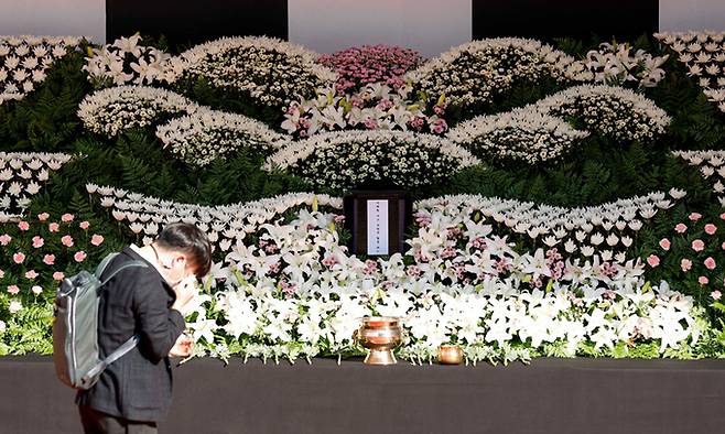 31일 서울 중구 서울광장에 마련된 이태원 참사 사망자를 위한 합동분향소를 찾은 한 시민이 헌화를 마친 뒤 눈물을 흘리고 있다. 공동취재사진