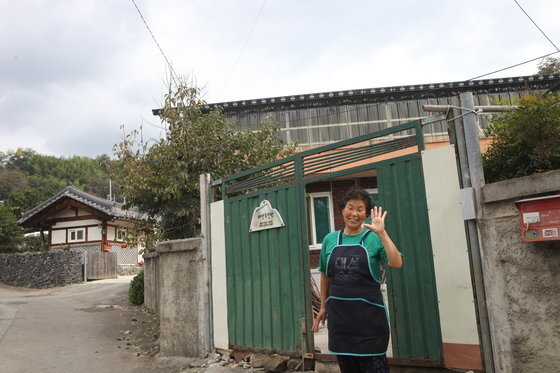 지리산둘레길이 있는 전북 남원 매동마을과 민박집 할머니. 한국관광공사 제공