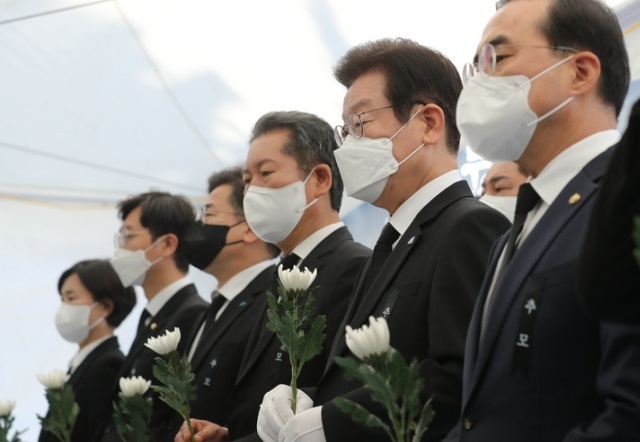 이재명 더불어민주당 대표가 31일 오전 서울 용산구 녹사평역광장에 마련된 이태원 사고 사망자 합동분향소에서 분향을 하고 있다. 뉴시스