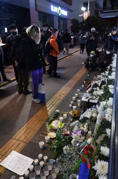 이태원역 1번 출구 추모 물결 - 참사 다음날인 30일 저녁 이태원역 1번 출구 인근에서 시민들이 희생자들을 추모하고 있다.오장환 기자