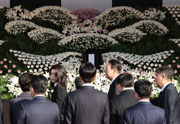 31일 윤석열 대통령과 김건희 여사가 31일 오전 서울 중구 서울시청 광장에 설치된 이태원 사고 사망자 합동분향소를 찾아 조문하고 있다. 2022.10.31 연합뉴스